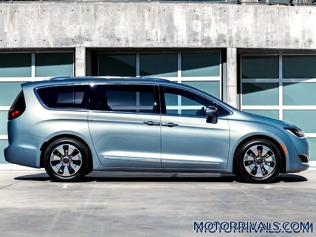 2017 Chrysler Pacifica Side View